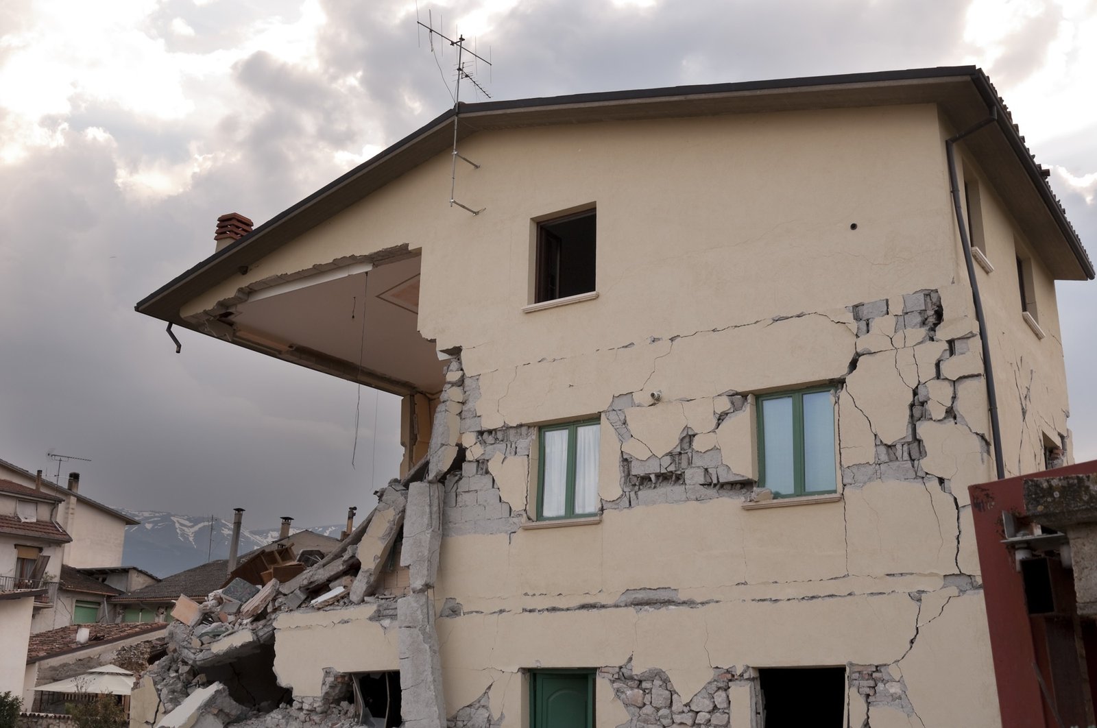 Damcos del terremoto en infraestructura